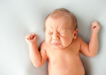 Hắt xì hơi ở trẻ sơ sinh do đâu? Có đáng băn khoăn lo lắng không?