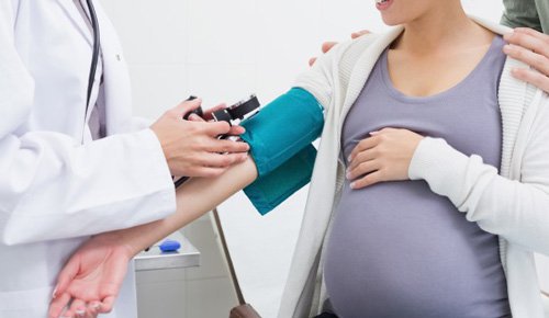 Các triệu chứng của tăng huyết áp khi mang thai là gì?